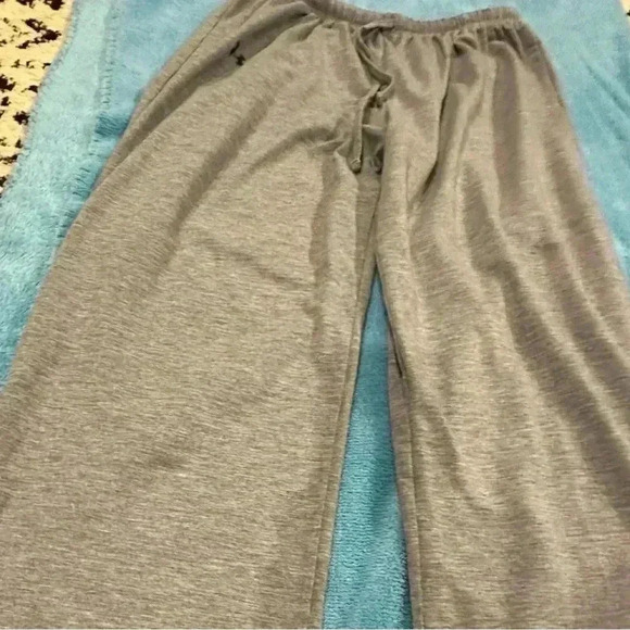 Ladies Under Armour capri length sweat pants - Picture 8 of 11